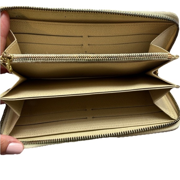 Louis Vuitton Damier Azur Zippy Wallet Canvas PreOwned in Fair Condition - Picture 13 of 14